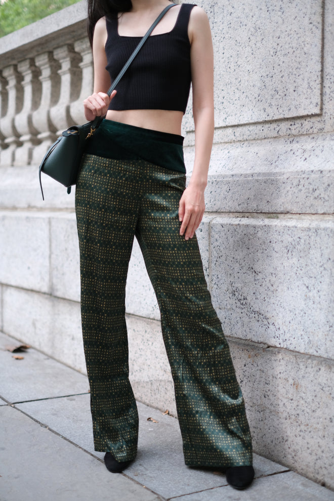 A woman wears a silk crop top and high-waisted pants set in New York. The set features the VELVET POEM Print and is inspired by Chinese landscape paintings. She exudes grace in this Modern Chinese chic style. 